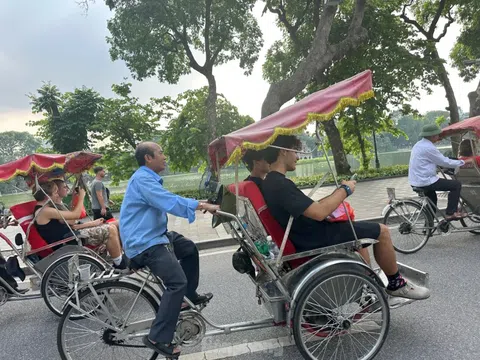 Xích lô rồng rắn ‘bịt’ đường nhiều tuyến phố ở khu vực Hồ Hoàn Kiếm