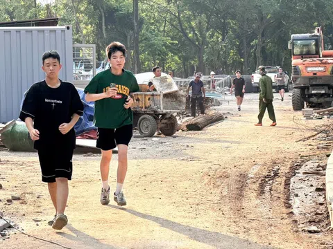 Người Hà Nội tập thể dục trong công trường xây dựng công viên