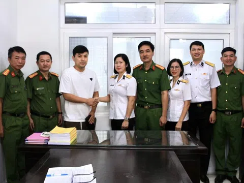 Nữ sĩ quan Học viện Hải quân trao trả hơn 80 triệu đồng cho người nước ngoài bị đánh rơi