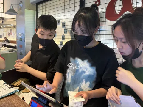 Chợ xưa, hóa đơn mới: Tiểu thương tập quen bấm máy thay ghi tay