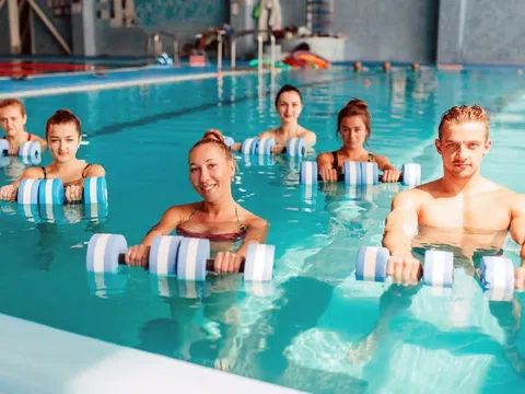 Thể dục dưới nước giúp cải thiện tình trạng đau lưng mãn tính