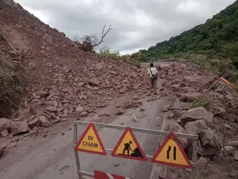 Đường lên Cửa khẩu Quốc tế La Lay ách tắc do sạt lở đất