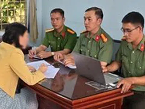 Công an làm việc với người phụ nữ đăng tin bảo hiểm y tế tăng phí hơn 30%