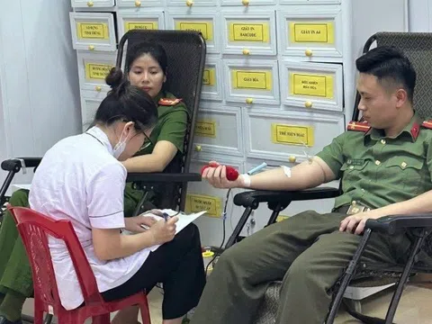 Cụ bà vượt qua nguy kịch nhờ 4 cán bộ công an hiến máu