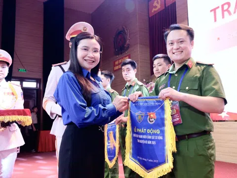Tư lệnh Cảnh sát cơ động giao nhiệm vụ các chiến sĩ trẻ trong Chiến dịch Hè