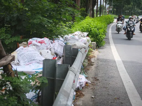 Hà Nội: Rác thải lại 'tấn công' các đường vành đai