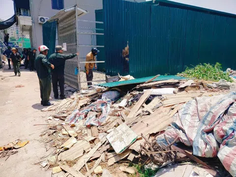 Cưỡng chế loạt công trình kiên cố 'núp bóng' nhà tôn