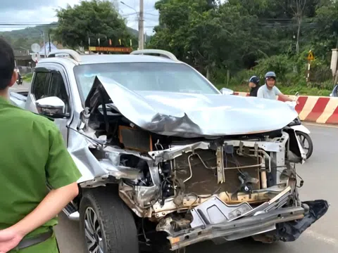 Tài xế ô tô bán tải lái xe rời khỏi hiện trường sau khi gây tai nạn