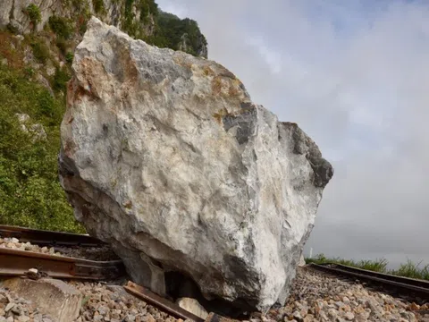 Hai cháu bé bị đá trên đồi rơi trúng người thương vong