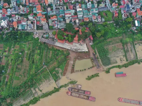 Hà Nội: Kiên quyết xử lý 'công trường' vi phạm hành lang thoát lũ sông Hồng