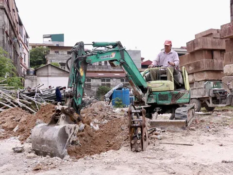 Công trường dự án cao tốc kết hợp đường sắt đô thị V+: Vượt khó để bám tiến độ