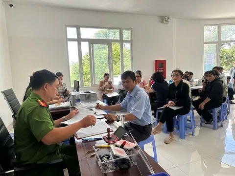 Công an Đắk Lắk làm việc xuyên ngày nghỉ để thu hồi, cấp đổi con dấu