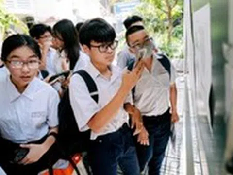 Cấm học sinh dùng điện thoại trong trường: Cần làm ngay!