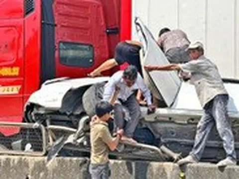 Va chạm với xe container, ô tô lật trên dải phân cách, 3 người thoát chết