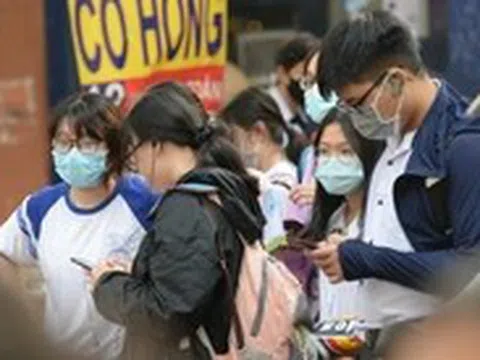 Là phụ huynh và giáo viên, tôi hoàn toàn tán thành cấm điện thoại trong trường