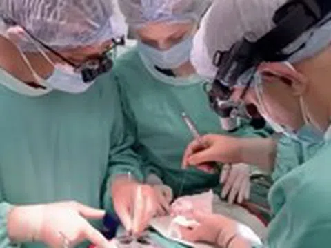 Bác sĩ Ukraine vượt 'mưa bom' đưa trái tim hiến cứu sống bé gái