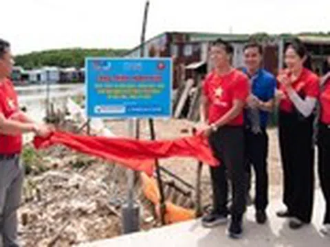 Đội tình nguyện viên nghệ sĩ TP.HCM lắp đèn năng lượng mặt trời, sửa chữa nhà vệ sinh ở Cà Mau