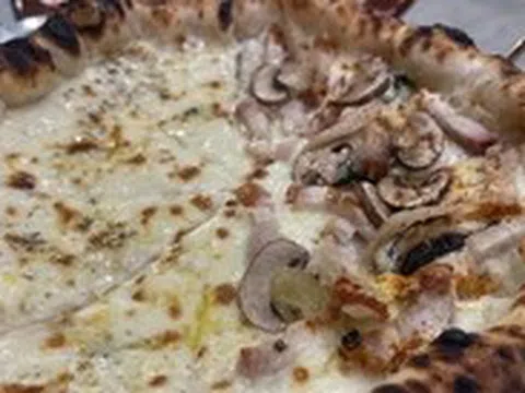 Quẹo hẻm tìm quán của Phú, ăn pizza Ý vị heo quay cải chua