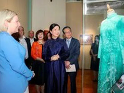 Phu nhân Ngô Phương Ly tặng áo dài, tranh sơn mài cho bảo tàng Nga