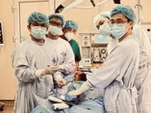 Thay khớp gối 'đặc biệt' cho bệnh nhi ung thư xương, bảo tồn chân ‘lành lặn’