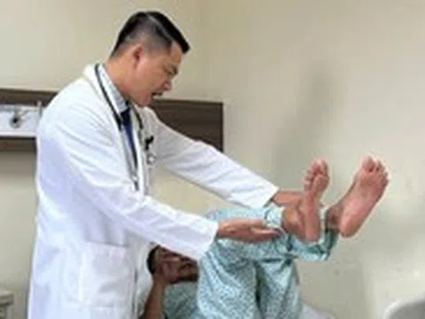 Chồng đột quỵ, vợ xem mạng xã hội chích máu đầu ngón tay dẫn đến nguy kịch