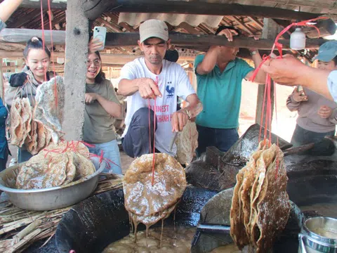 Đi ăn bánh tráng nhúng đường