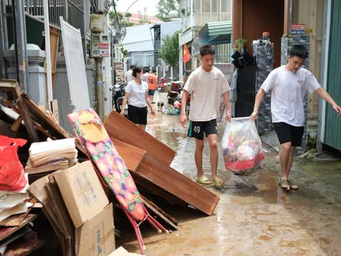 Người dân gần suối Cam Ly Đà Lạt vừa dọn nhà vừa lo ngập