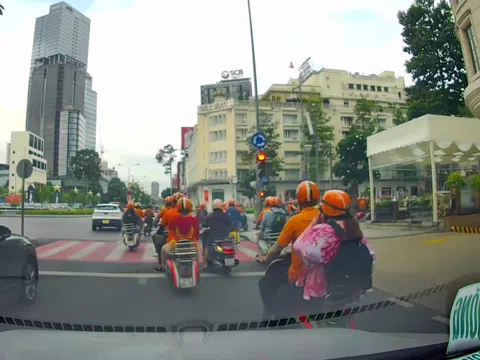 Lập biên bản 10 người mặc áo cam chạy Vespa vượt đèn đỏ ở trung tâm TP.HCM