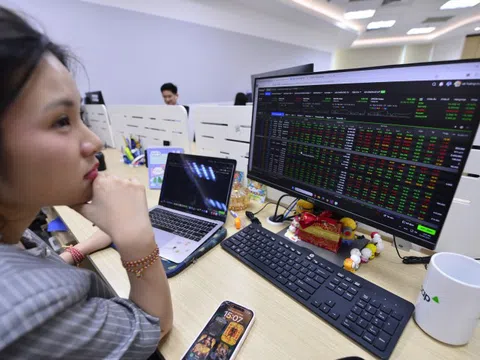 Cổ phiếu ngân hàng bùng nổ, chứng khoán tăng gần 30 điểm