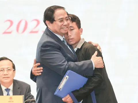 Thủ tướng Phạm Minh Chính động viên Trưởng bản Mùa A Thi cứu 90 người thoát khỏi lũ quét, sạt lở