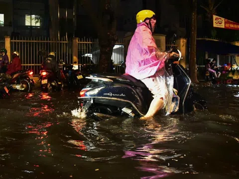 Nhiều tuyến đường TP.HCM ngập sâu, dự báo mưa còn kéo dài những ngày tới
