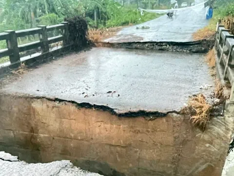 Cầu dân sinh ở Đồng Nai sụt lún do mưa lớn, người dân phải đi đường vòng