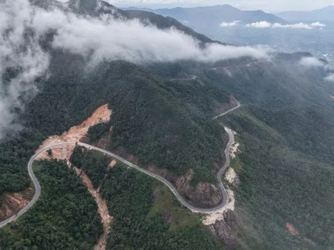 Khánh Lê - Cung đèo hiểm mù sương - Kỳ 3: Đu dây, leo núi, đối mặt rắn độc để mở đèo