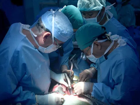 Mẹ hiến gan nối dài sự sống cho con