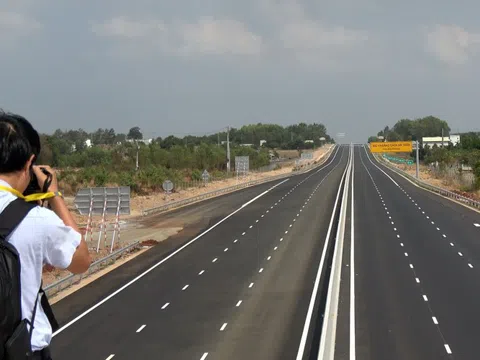 Thời mà 'ai cũng có thể xuất bản tin', xã hội phải có 'hệ miễn dịch' với tin giả