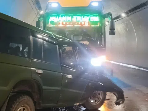 Hai ô tô tông nhau trong hầm đèo Ngang, 2 người thiệt mạng