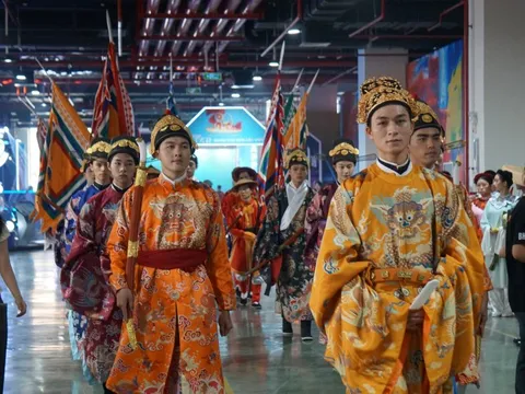 Đồng tiền đầu tiên của nước Việt, cổ phục thời Đinh gây chú ý tại Triển lãm thành tựu đất nước