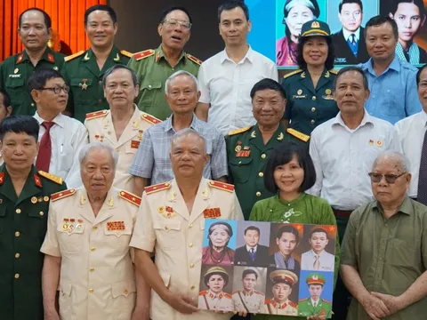 Gia đình có hai mẹ con đều là anh hùng, hai cha con đều là tướng công an