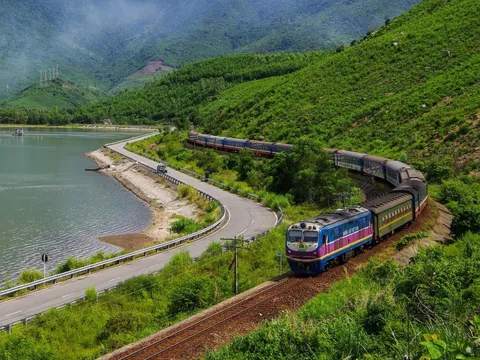 Chuyến tàu chạy hơn 100km, đi mất hơn 2 giờ đồng hồ: Du khách nhận xét "Rất đáng mong chờ!"