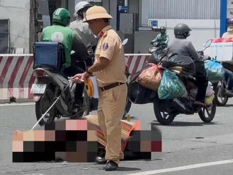 Mẹ gào khóc bên thi thể nam sinh lớp 11 bị xe bồn cán tử vong