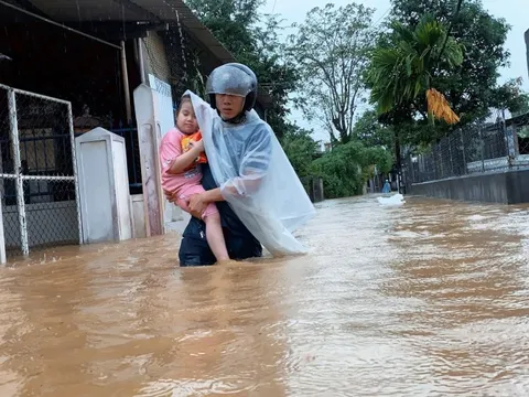 Huế mưa to trắng trời, nhiều khu dân cư ngập sâu do bão Bualoi