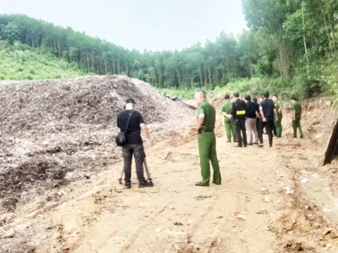 Phát hiện nhân viên công ty môi trường chở chất thải đổ ngoài môi trường