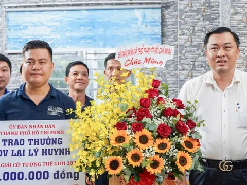 Vô địch giải cờ tướng thế giới, Lại Lý Huynh nhận thưởng nóng của TP HCM