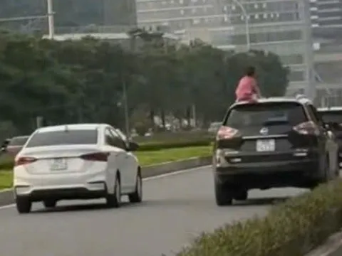 Để con gái trèo lên nóc ô tô đang chạy, nữ tài xế bị phạt 5 triệu đồng