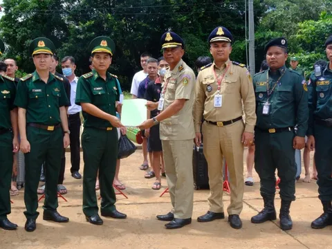 Tiếp nhận thêm nhiều người Việt ở Campuchia, 3 người khai bị bạn dụ bán qua biên giới
