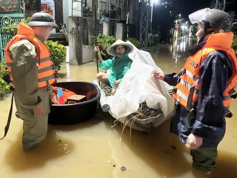 'Rốn lũ' ven sông Vu Gia ngập sâu, di dời dân trong đêm