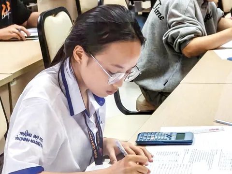 Thầy giáo ẩn danh cho sinh viên mượn 15 triệu nhập học thành 'người cha hiền giữa đời thường'