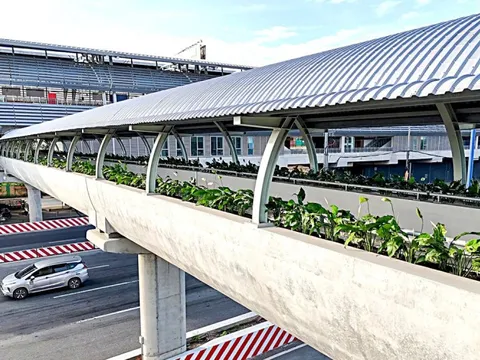 Người đi bộ sắp có thang máy lên các cầu vượt dọc tuyến metro số 1