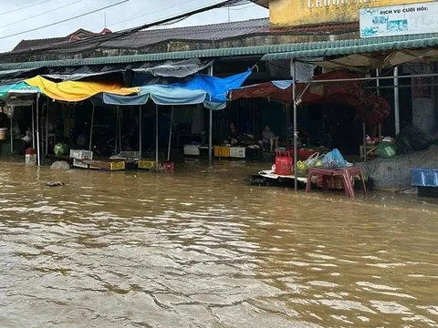Vào chợ ngập nước kiểm tra hàng, 1 người bị điện giật chết, 1 người bị thương