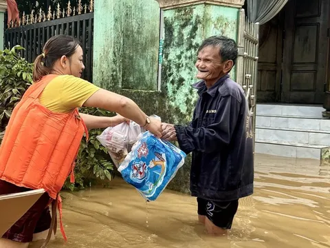 Quà cứu trợ đến với bà con bị lụt cô lập nhiều ngày bên sông Vu Gia